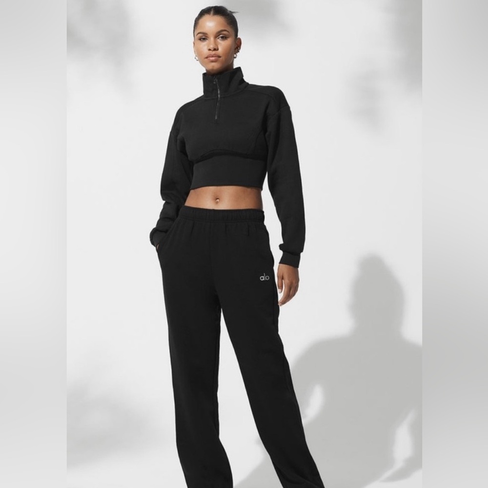 Alo vixen fleece. Black. Size small. Crop